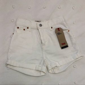 white levi’s shorts